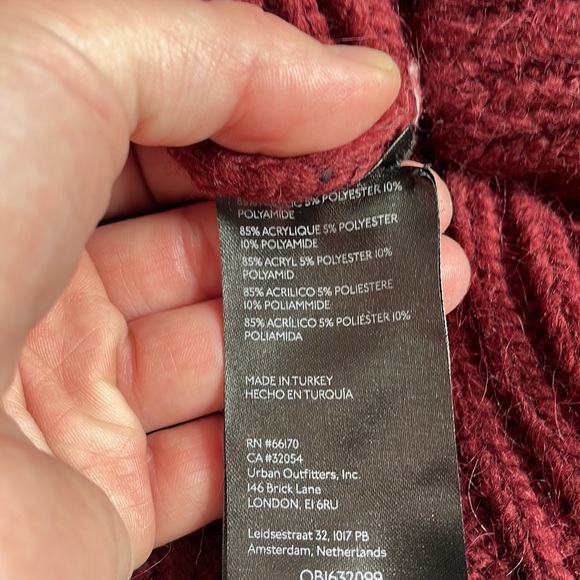 Cropped Cable Knit Sweater - Picture 9 of 9